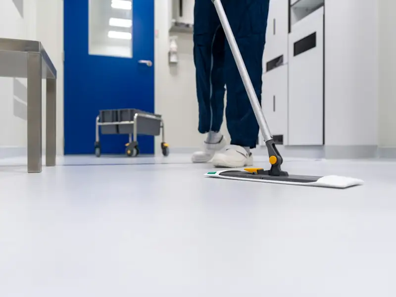 Limpieza de un pasillo con mopa